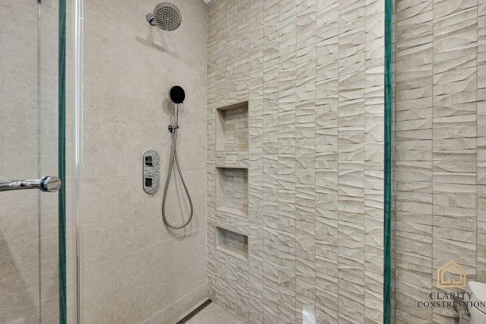 Shower wall with a rain head, hand shower, thermostatic valve and three recessed niches